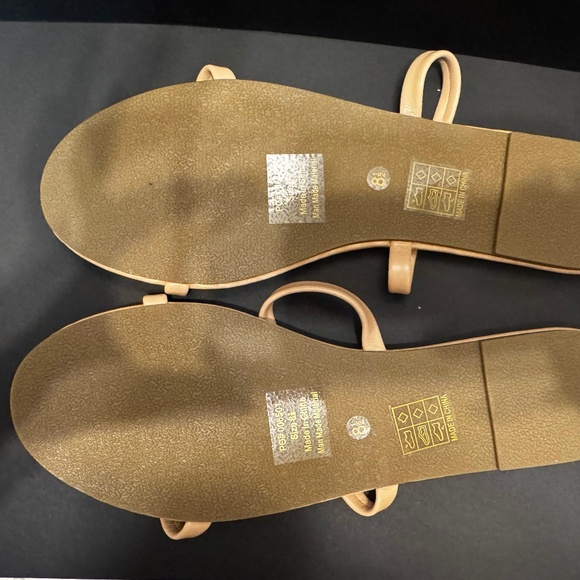 NEW Sandals By Journee Collection. Woman Size 8.5 - Picture 3 of 5